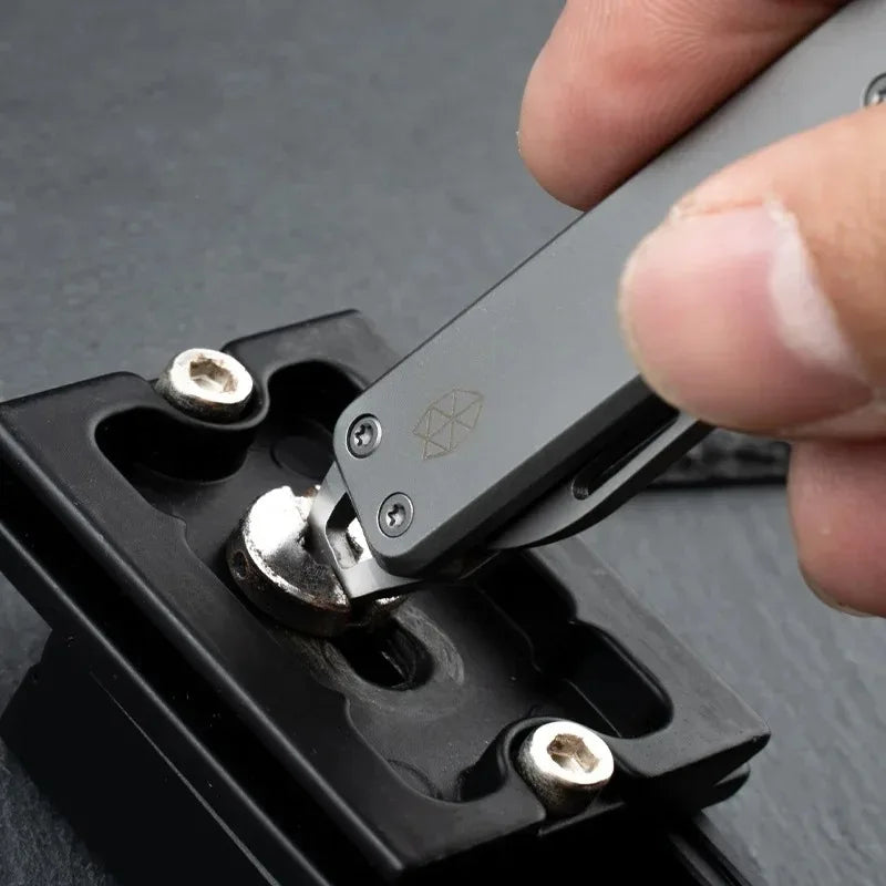 Couteau Pliant Multifonction en Acier Inoxydable - Compact, Portable, Porte-Clés, Couteau de Poche pour Extérieur & Maison