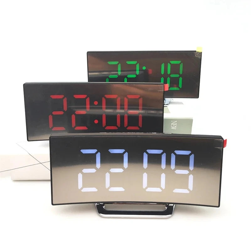 Horloge Numérique LED à Écran Courbé - Réveil Digital, Affichage Miroir, Grand Écran, Charge USB, Idéale pour Table de Chevet