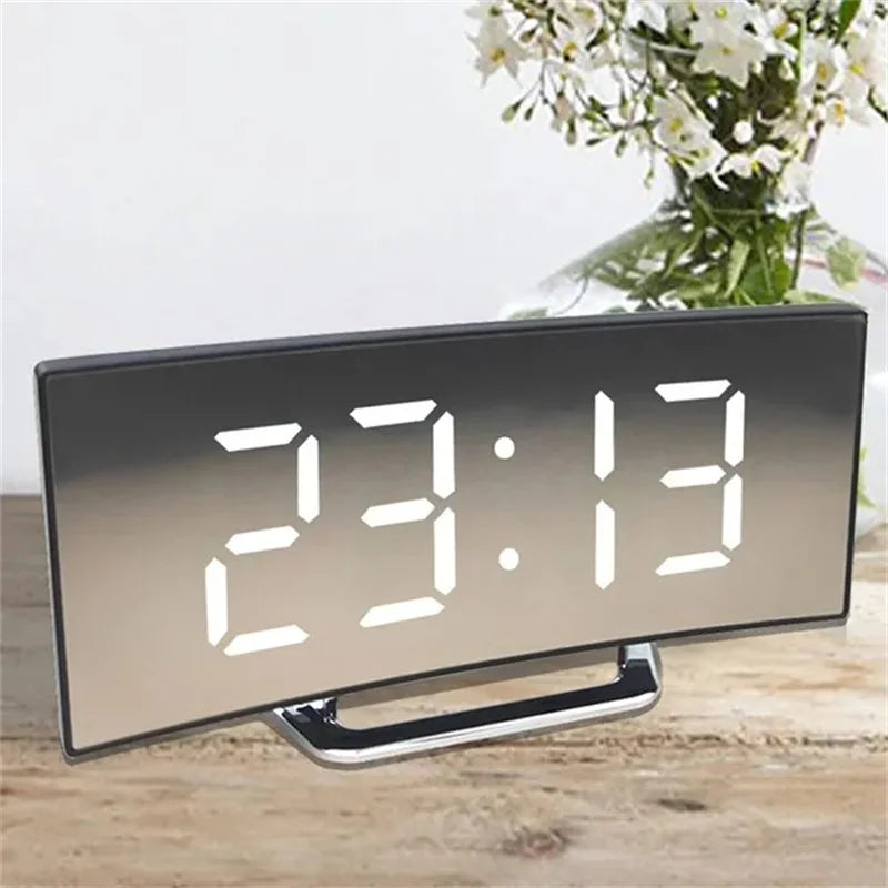 Horloge Numérique LED à Écran Courbé - Réveil Digital, Affichage Miroir, Grand Écran, Charge USB, Idéale pour Table de Chevet